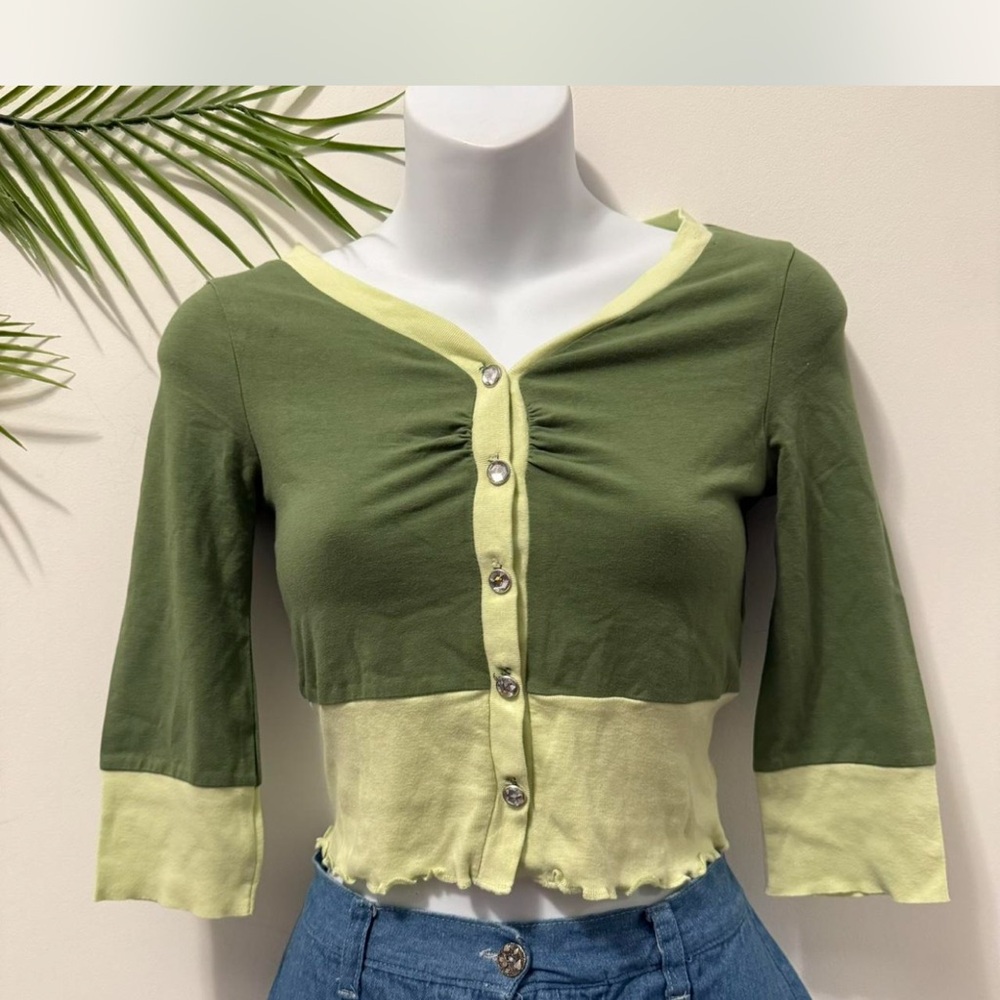 Kenneth Cole New York cropped jeweled button cardigan☘️🤍💚